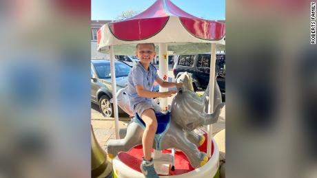 Cooper Roberts, the 8-year-old shot in Highland Park, 是 &#39;still fighting&#39; after critical surgery 