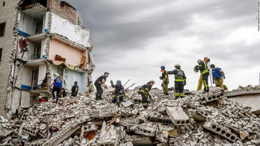 Firefighters and members of a rescue team clear the scene after a building was shelled in Chasiv Yar, ウクライナ東部, 七月に 10. &lt;a href =&quot;https://edition.cnn.com/2022/07/10/europe/ukraine-russia-donetsk-attack-intl/index.html&quot; target =&quot;_空欄&amquotot;&gt;少なくとも 29 people have been confirmedltead&lt;gt&gt;.