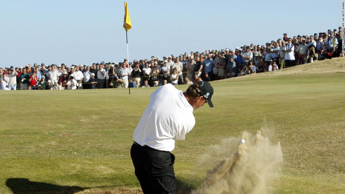 &lt;strong&gt;Thomas Bjorn digs his way out of a hole, 2003 -- &lt;/강한&gt;Leading by two strokes with three holes to play &lt;a href =&quot;https://www.theopen.com/latest/thomas-bjorn-iconic-open-moments&quot; target =&quot;_공백&am인용ot;&gt;at Royal St George&#39;s in 2003&lt;/ㅏ&gt;, Thomas Bjorn had one hand on the Claret Jug. Then he took a trip to the beach -- more specifically, a bunker on the par-three 16th. It took the Dane three shots to escape the sand trap and he carded a double bogey. Another dropped shot on the 17th and the dream was overlt&lt;brgt&gt;