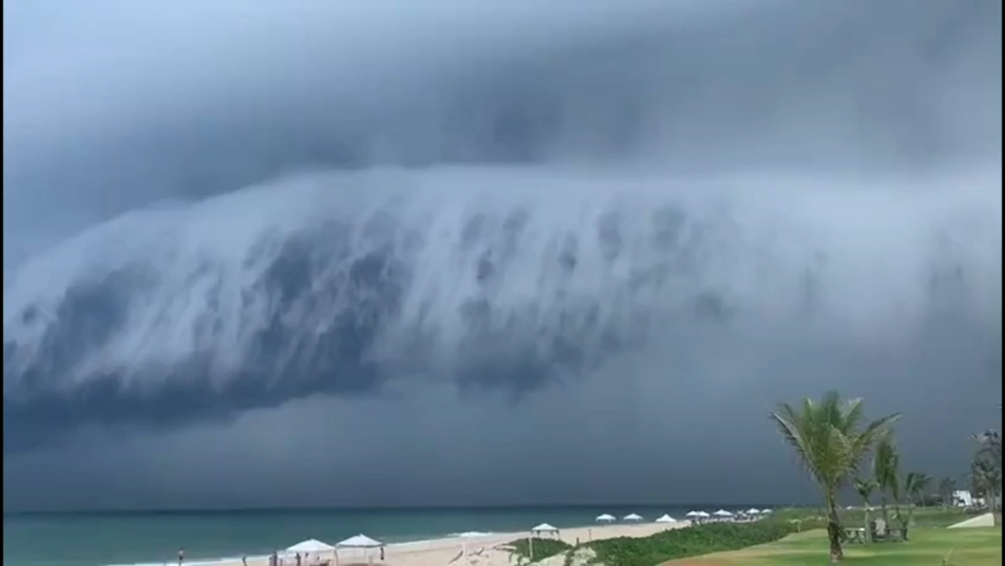 Video capta sorprendente formación de nubes en una playa mexicana Qué