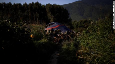 Debris is seen at the crash site of an Antonov cargo plane owned by a Ukrainian company, near Kavala, 그리스.