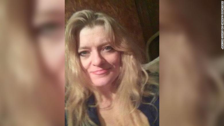 Una donna del West Virginia si è svegliata da due anni di coma -- e ha identificato suo fratello come l'aggressore che l'ha quasi uccisa, dice la polizia