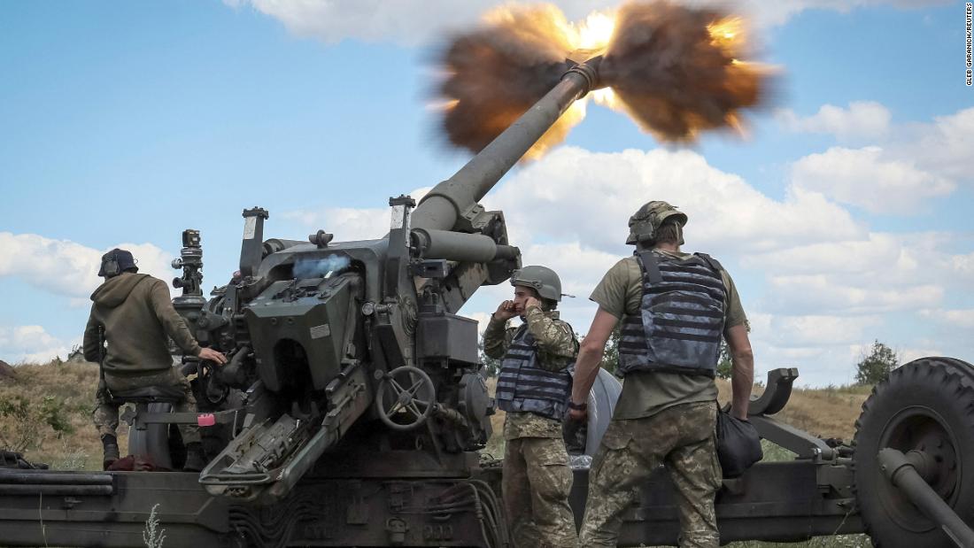 Ukrainian service members fire a shell from a towed howitzer FH-70 at the front line in the Donbas region, Ucraina, a luglio 18.