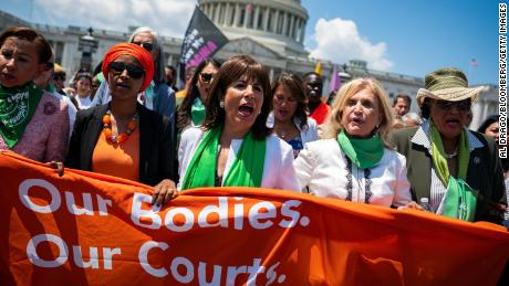 Legislatori democratici tra cui Ocasio-Cortez, Tlaib, Speier e altri arrestati in una protesta per il diritto all'aborto davanti alla Corte Suprema