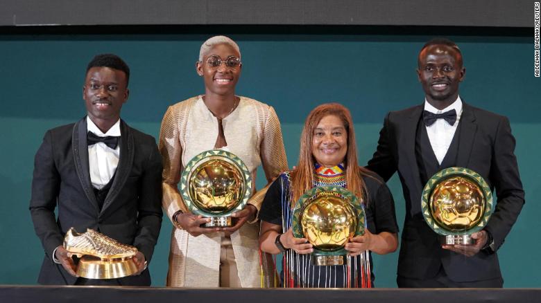 萨迪奥·马内 (Sadio Mané) 和阿西萨特·奥肖拉 (Asisat Oshoala) 获得非洲年度最佳球员奖