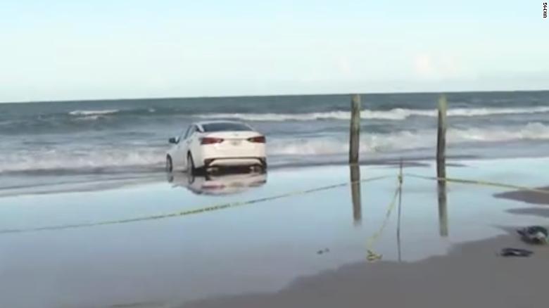 佛罗里达州男子在明显的医疗困境中撞车穿过海滩人群，然后撞到水里