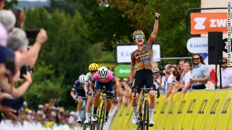 Marianne Vos won stage 2 今年の&#39;s race, taking the famous yellow jersey worn by the race leader in the process.