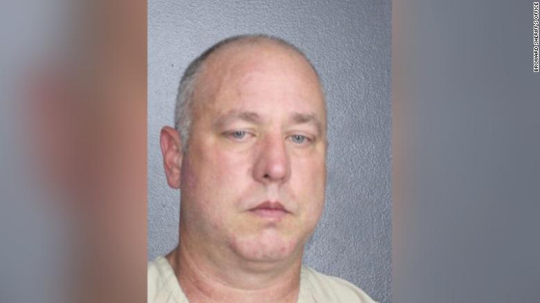 플로리다에서 체포되는 동안 경찰관의 목을 움켜잡아 중범죄로 기소된 상사
