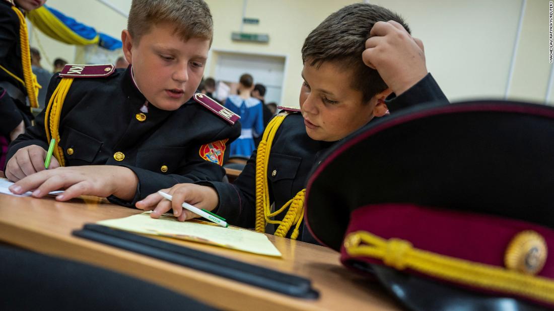 Students at a military school write letters to Ukrainian servicemen during a lesson in Kyiv, 우크라이나, 칠월 27.
