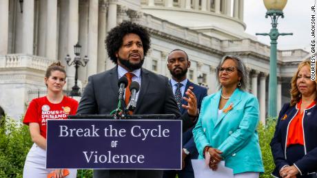 Gregory Jackson outside the US Capitol at a news conference following the passage of the Bipartisan Safer Communities Act, 유월 2022.