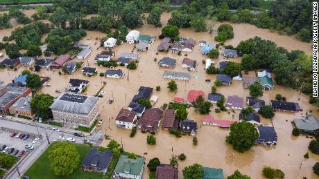 Almeno 16 people are dead after Kentucky&#39;s catastrophic flooding and the death toll is expected to rise