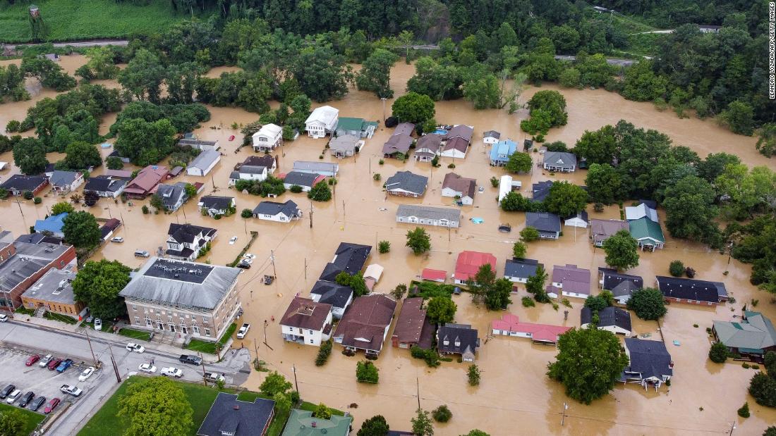 Homes are submerged in floodwaters in Jackson, Kentucky, op Donderdag.