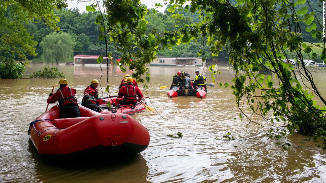 Lexington firefighters&#39; swift-water rescue teams work in Lost Creek, ケンタッキー, 金曜日に.