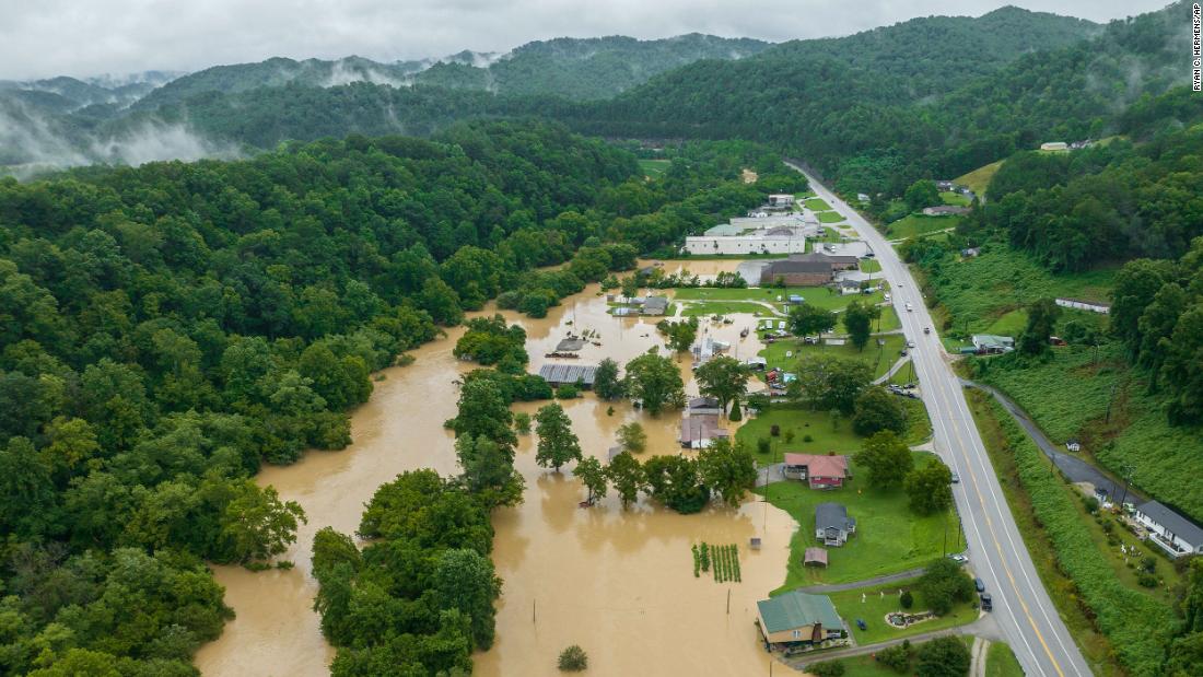 Homes and structures are flooded near Quicksand, Kentucky, di giovedì.