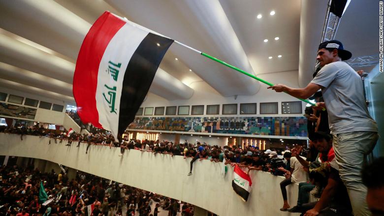 多于 100 injured in Baghdad clashes as demonstrators storm Iraq's parliament