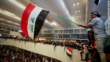 이상 100 injured in Baghdad clashes as demonstrators storm Iraq&#39;s parliament