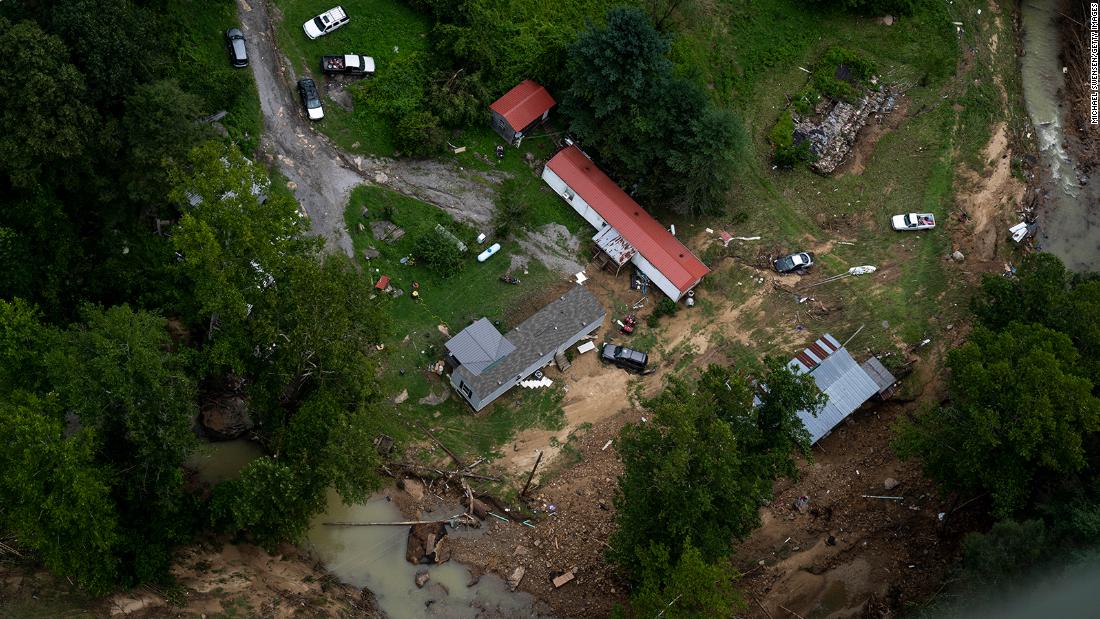 Flood damage is visible as the Kentucky National Guard flies over Buckhorn, 肯塔基州, 周六.