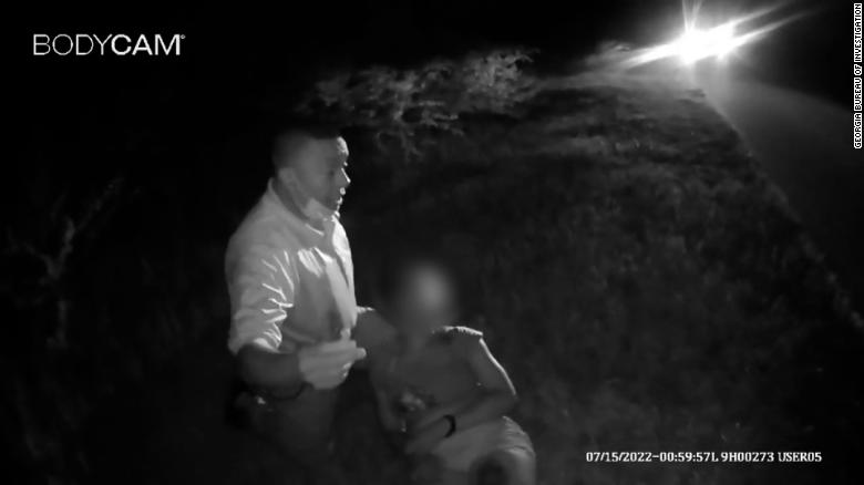 Le autorità della Georgia rilasciano filmati della telecamera del corpo dopo che la donna è morta in seguito alla caduta dall'auto di pattuglia