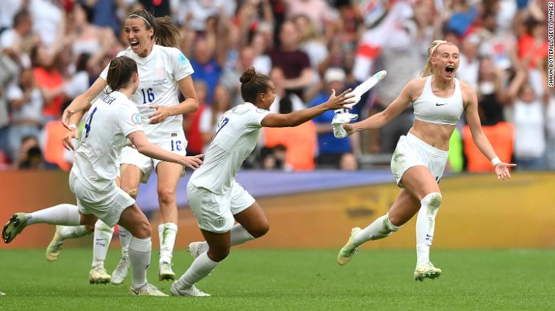 England wins its first ever major women's championship in 2-1 Euro 2022 oorwinning oor Duitsland