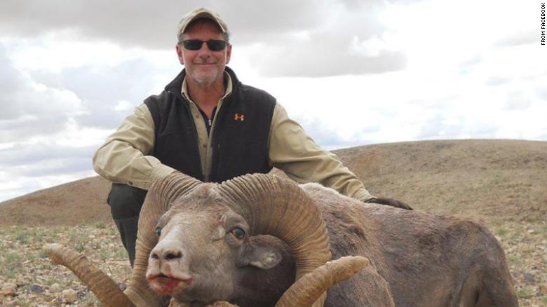 一名美国牙医和大型猎物猎人因在非洲狩猎中杀死妻子而被判有罪