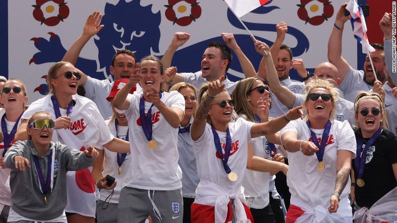 England looks to future as it celebrates Women's Euro 2022 満員のトラファルガー広場での勝利