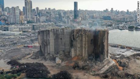An aerial picture shows the heavily damaged grain silos at the port of the Lebanese capital Beirut, op Julie 31.