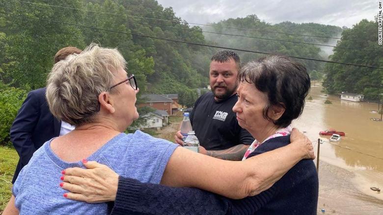Centinaia sono ancora i dispersi dopo le inondazioni nel Kentucky orientale mentre il bilancio delle vittime raggiunge 37