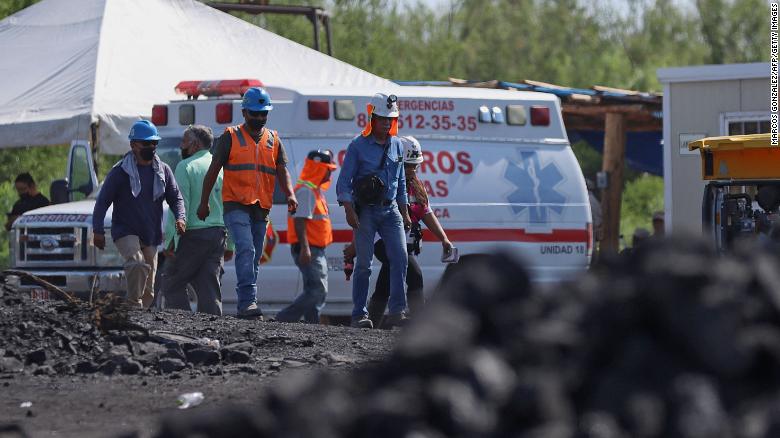I soccorritori corrono per liberare i minatori intrappolati nella miniera allagata in Messico