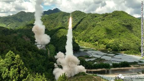 중국&#39;s military conducts conventional missile tests into waters off the eastern coast of Taiwan on August 4, 2022. 