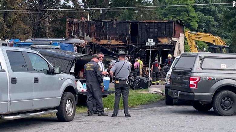 10 gente -- incluyendo tres niños -- murieron en un incendio en una casa en Pensilvania, la policia estatal dice