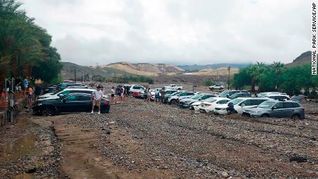 Aproximadamente 60 cars belonging to visitors and staff at Death Valley National Park are buried under debris.