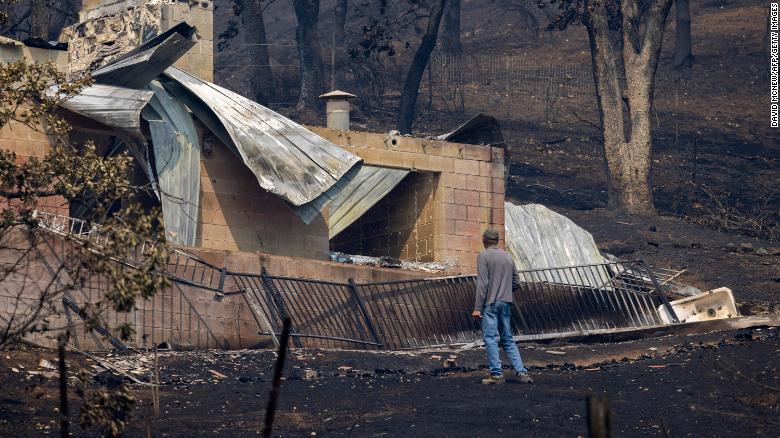 California's McKinney fire has destroyed nearly 90 家，只是 30% 包含