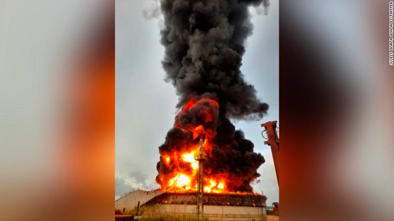 Un fulmine sul serbatoio di stoccaggio del petrolio a Cuba provoca un enorme incendio