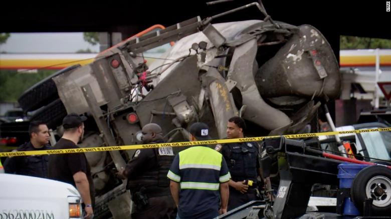 在休斯敦，一辆水泥卡车翻过立交桥撞到一辆汽车上，一名蹒跚学步的孩子丧生