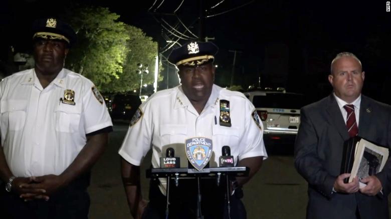 警察开枪打伤四名男子，他们说他们在拥挤的纽约市家庭聚会上开枪