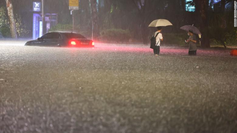 降雨による死者数を少なくとも記録する 8 ソウルで建物が浸水, 水没車