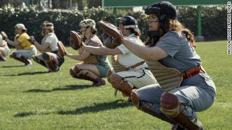 (Far right) Abbi Jacobson as Carson Shaw in a scene from &quot;A League of Their Own.&报价;