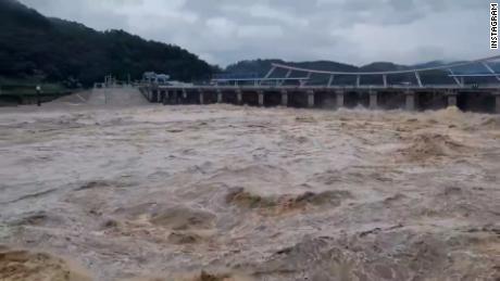 Floodwater in Seoul, 韓国, amid heavy rain on August 8, 2022.