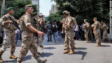 Army soldiers gather near a &quot;Federal Bank&quot; branch in Lebanon&#39;s capital Beirut on August 11, 2022. - A customer armed with a rifle and threatening to set himself ablaze held bank workers hostage on August 11 in Lebanon&#39;s capital demanding to withdraw his savings of over $  200,000, security sources said. 