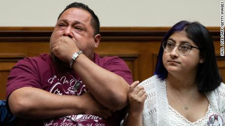 Javier Cazares, 左, the father of 9-year-old Jacklyn Cazares, who was killed at Robb Elementary, sits with his daughter Jazmin Cazares during a July 27 House committee hearing in Washington.