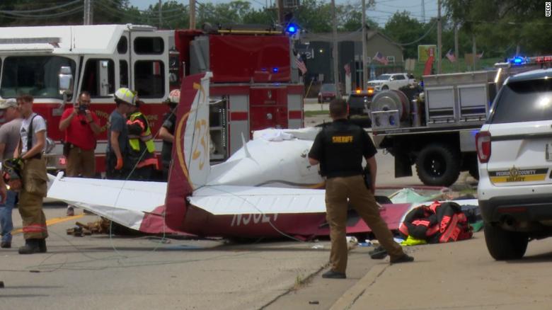 2 personas murieron después de que un pequeño avión se estrellara contra un edificio en Illinois, los funcionarios dicen