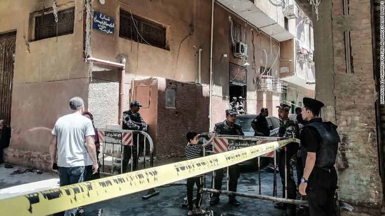 Bambini tra decine uccisi nell'incendio di una chiesa egiziana