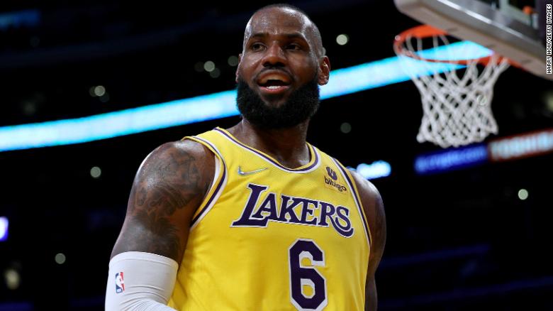 LeBron James diventa il giocatore NBA più pagato di sempre dopo aver firmato un prolungamento di due anni con i LA Lakers, secondo i rapporti