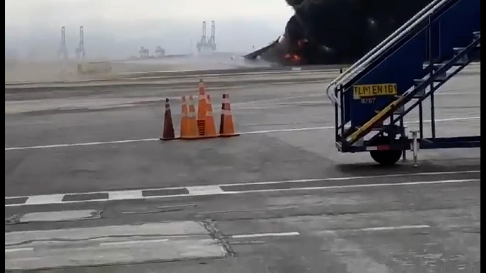 Un Avi N De Latam Airlines Envuelto En Llamas Aterriza De Emergencia En