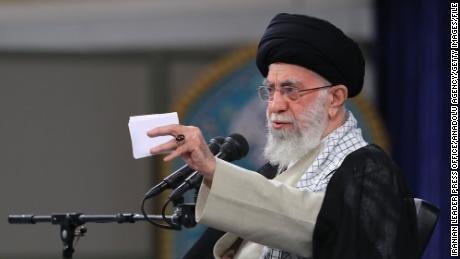  Iran&#39;s supreme leader praises paramilitary for crackdown on &#39;rioters&#39; and &#39;thugs&#39;