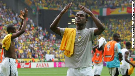 Dortmund, GERMANY:  Ghanaian midfielder Derek Boateng (C) joins teammates as they thank their supporters following the round of 16 World Cup football match between Brazil and Ghana at Dortmund&#39;s World Cup Stadium, 27 June 2006. Brazil won the match 3-0 and will play either France or Spain in the next round.      AFP PHOTO / ROBERTO SCHMIDT  (Photo credit should read ROBERTO SCHMIDT/AFP via Getty Images)