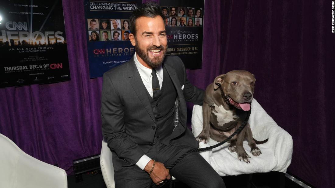 Justin Theroux, one of the event&#39;s presenters, sits backstage with his rescue dog Kuma.