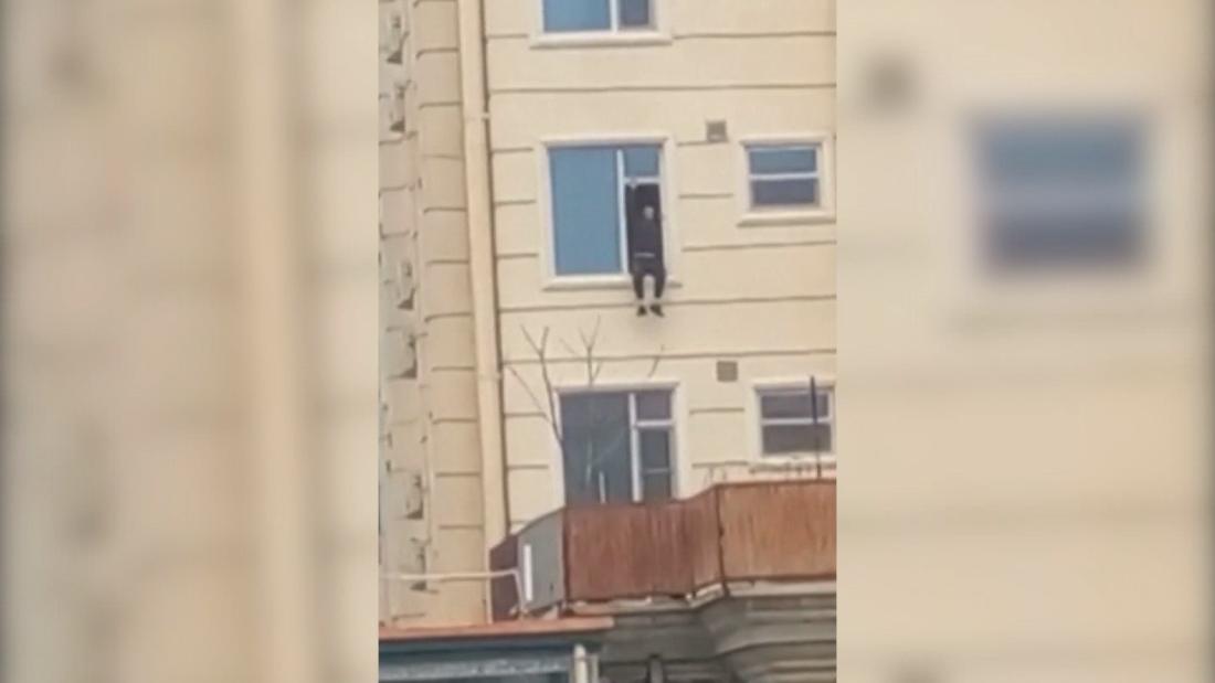 El video del hombre que saltó por la ventana escapando del ataque al