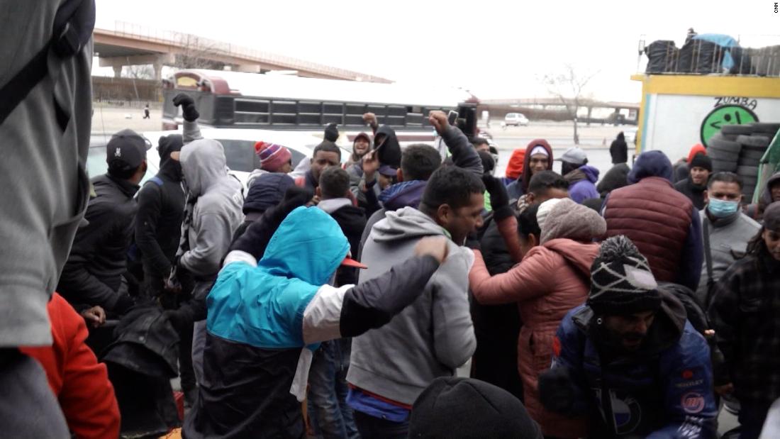 Un grupo de migrantes festeja el título argentino en la Ciudad de