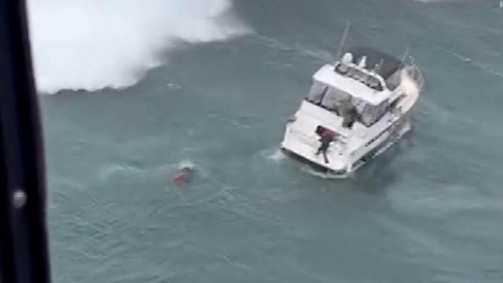 Mira El Momento En Que Una Enorme Ola Golpea Este Barco Durante El